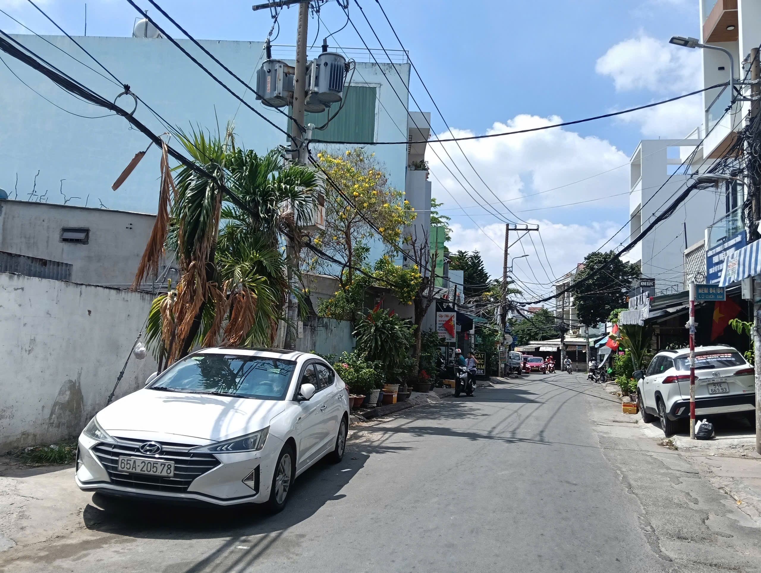 ĐƯỜNG 12m TÂN SƠN NHÌ KINH DOANH ĐÔNG ĐÚC